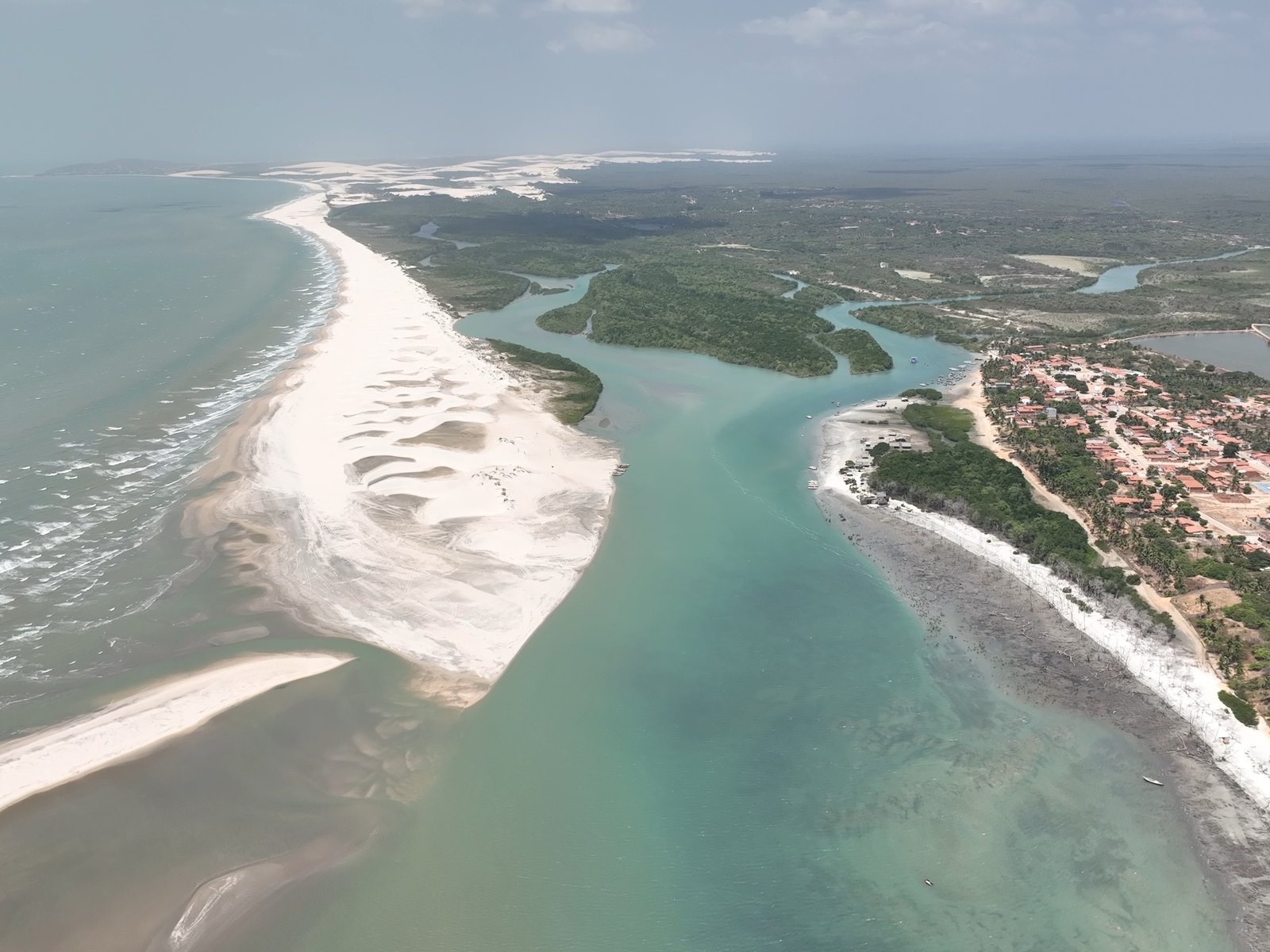 Vista aérea de la costa de Ceará con bancos de arena y canales turquesa