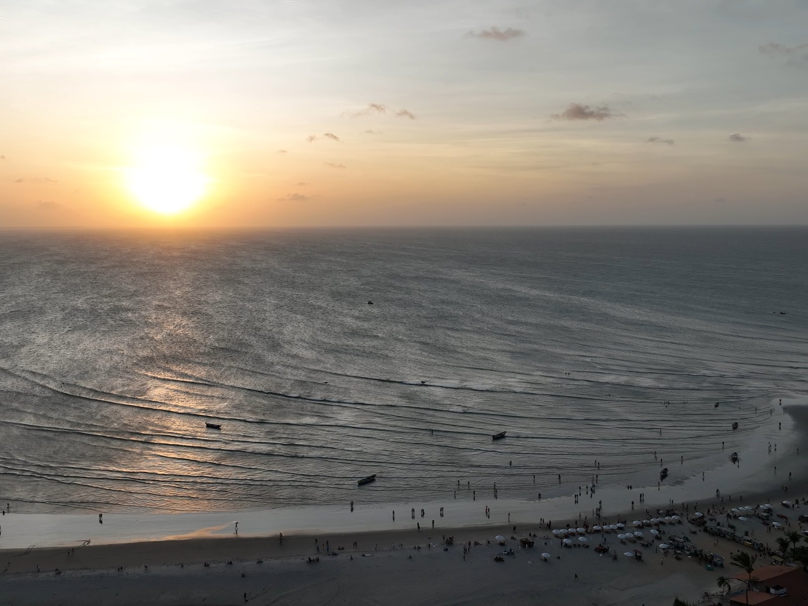 Atardecer sobre la playa de Jericoacoara con varias cometas en el aire, parte del corredor de Ceará