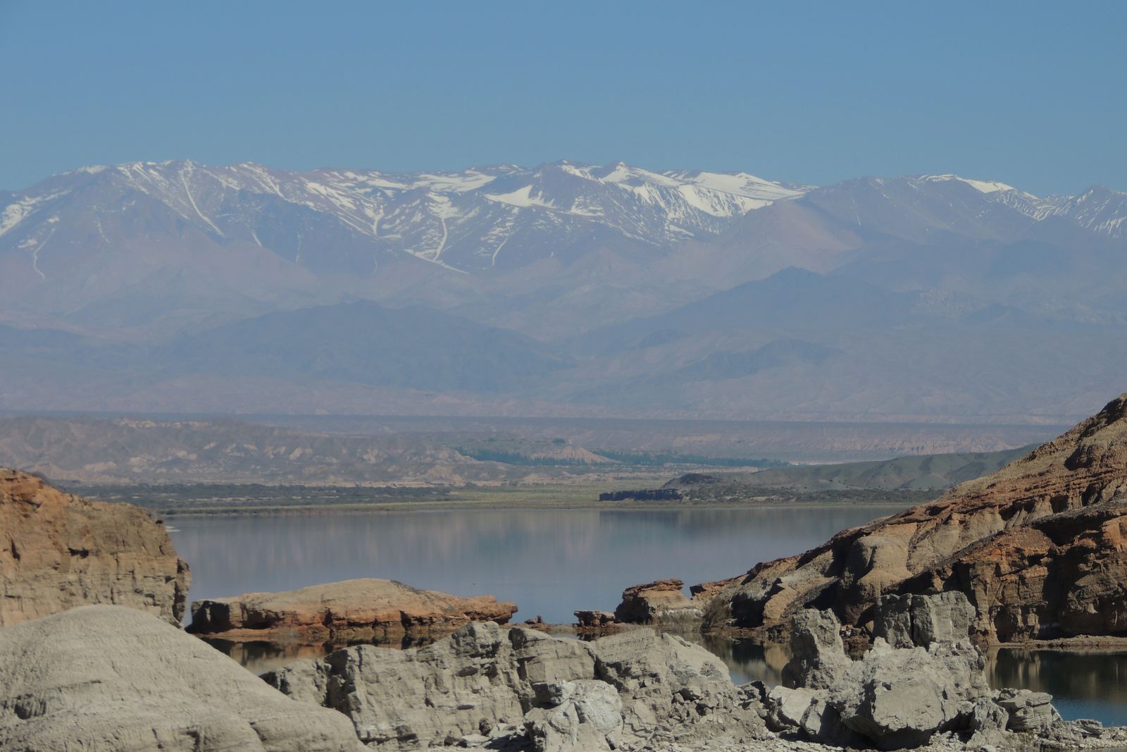 El embalse Cuesta del Viento con la cordillera nevada de San Juan al fondo