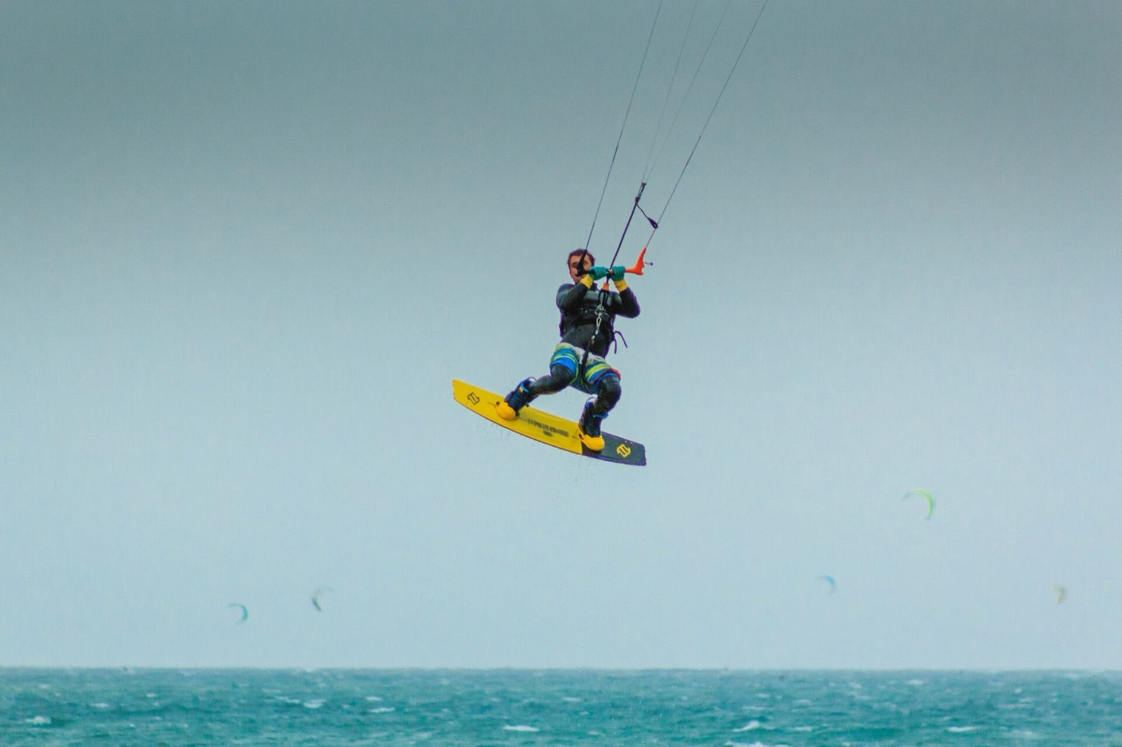 Kitesurfista en pleno salto con la tabla al aire