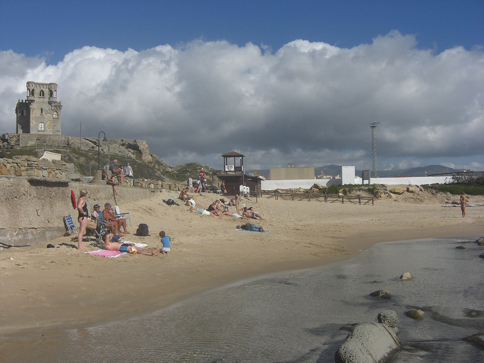 Playa de Los Lances en Tarifa, con bañistas y el castillo de Santa Catalina al fondo